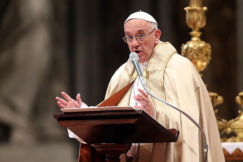 Adorable 3-Year-Old Girl Steals Pope’s Hat