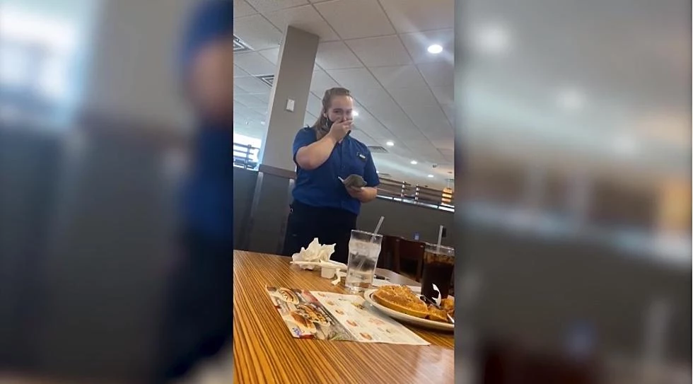 Watch Restaurant Server Receive $1,300 Tip on Thanksgiving Day