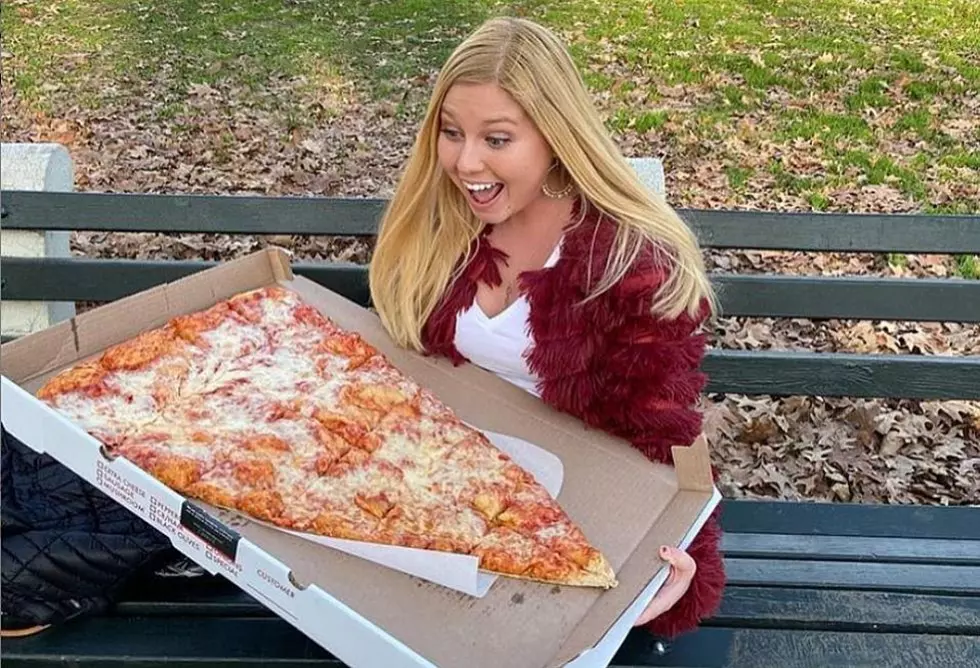 Enormous 2-Foot-Long &#8216;Super Slice&#8217; Is a Pizza Lover&#8217;s Dream