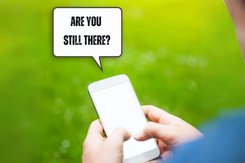 someone dating and texting on their phone