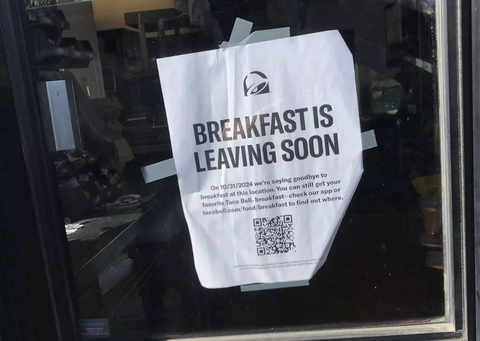Sign saying Taco Bell will no longer serve breakfast