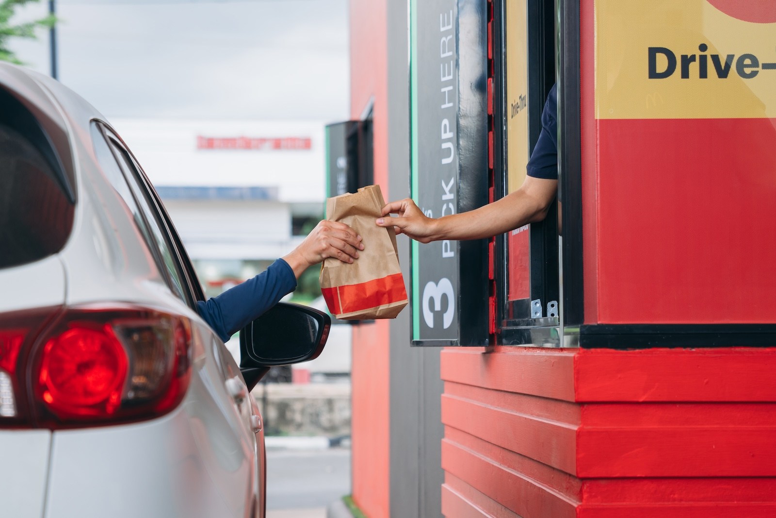 <a href="https://theboot.com/ixp/341/p/fast-food-restaurant-habits/" target="_blank">Most Fast Food Lovers Avoid Eating Inside Restaurants: Report</a>