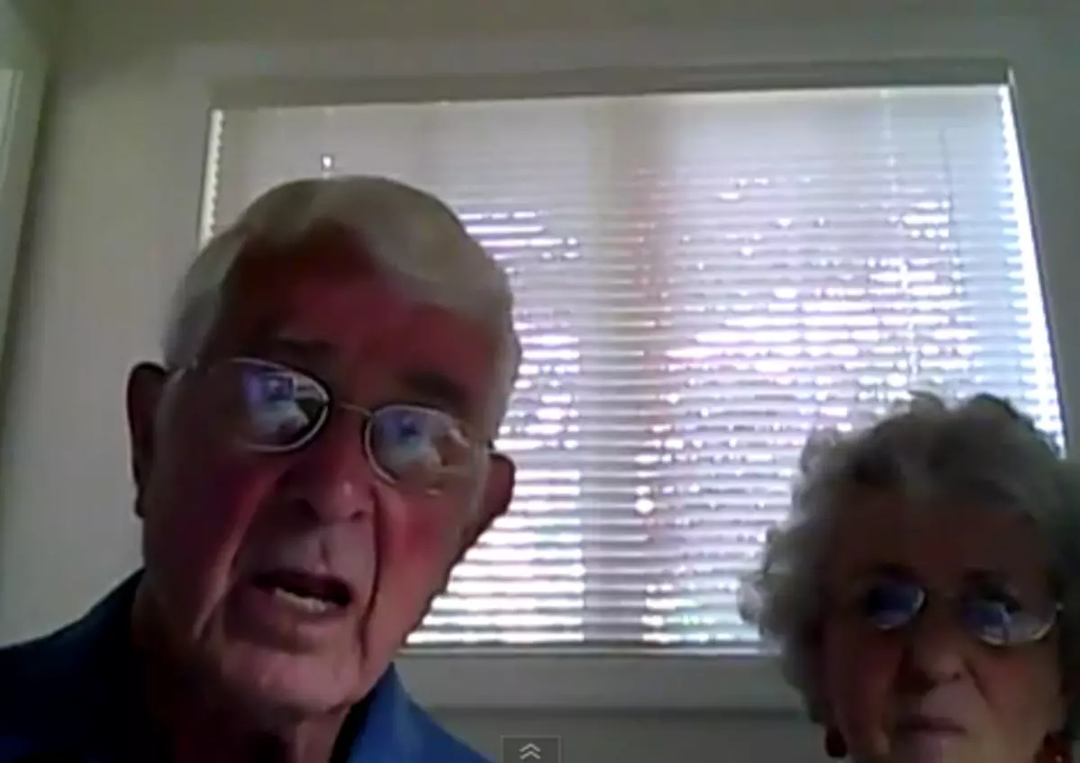 Бабушки перед камерой. Дед на веб камере. Старый дед веб камера. Пожилые женщины веб камера. Пожилой мужик веб камера.