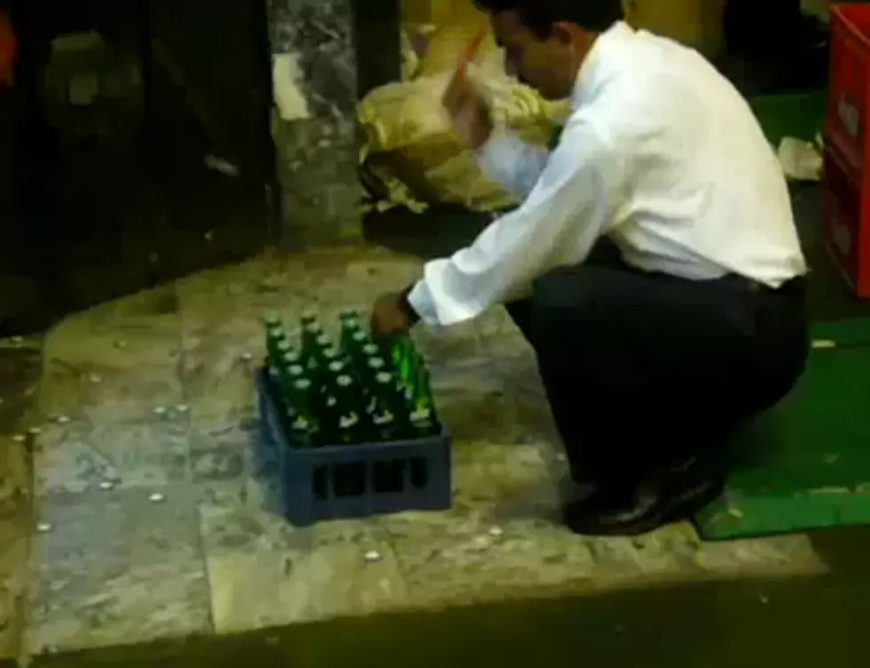 Extremely Fast Waiter Opens Bottles Like A Boss [Video]