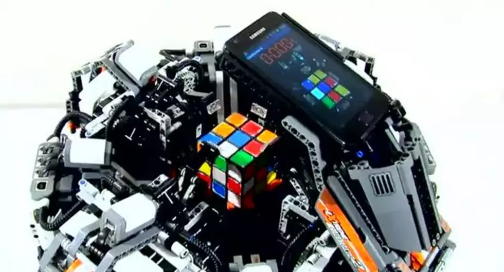 Amazing Lego Mindstorms Robot Solves Rubik&#8217;s Cube In Five Seconds [Video]