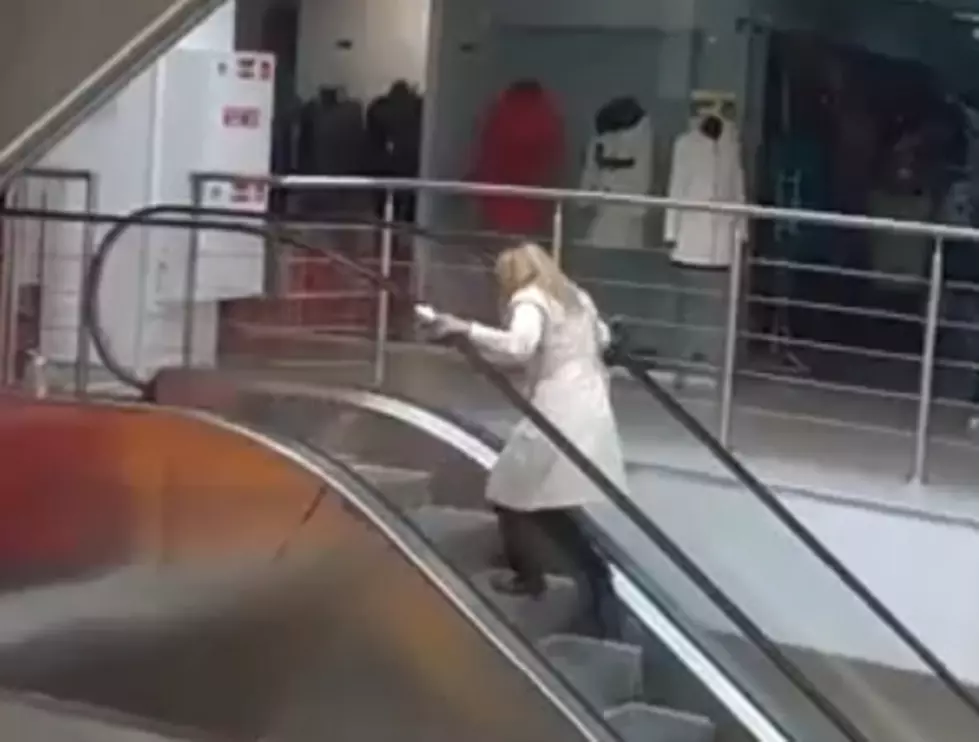 It&#8217;s A Blonde On An Escalator &#8211; Fail [Video]