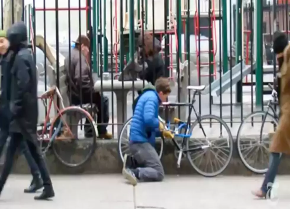 Nobody Cares That This Guy Is &#8216;Stealing&#8217; Bikes In New York [Video]