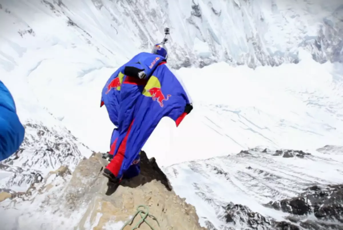 Mount everest labyrinth. Бейсджампинг трагедии. Мировой рекорд по подъему на Эверест. Base Jump from MT Everest прыжок с Эвереста бейсджампинг.