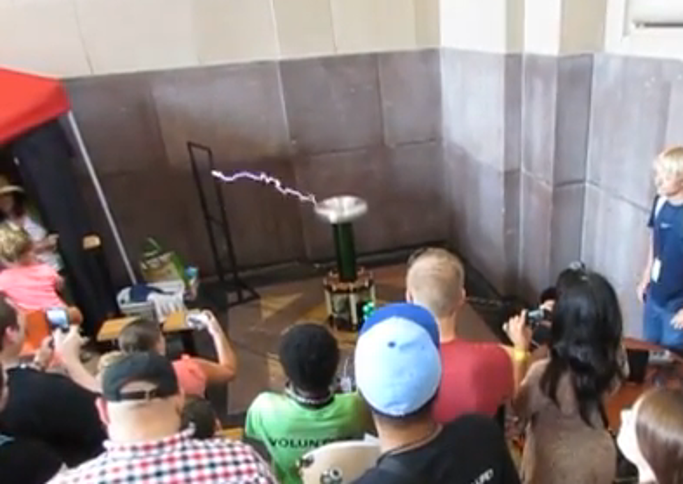 Tesla Coil Plays AWOLNATION’s ‘Sail’ – AWESOME [Video]