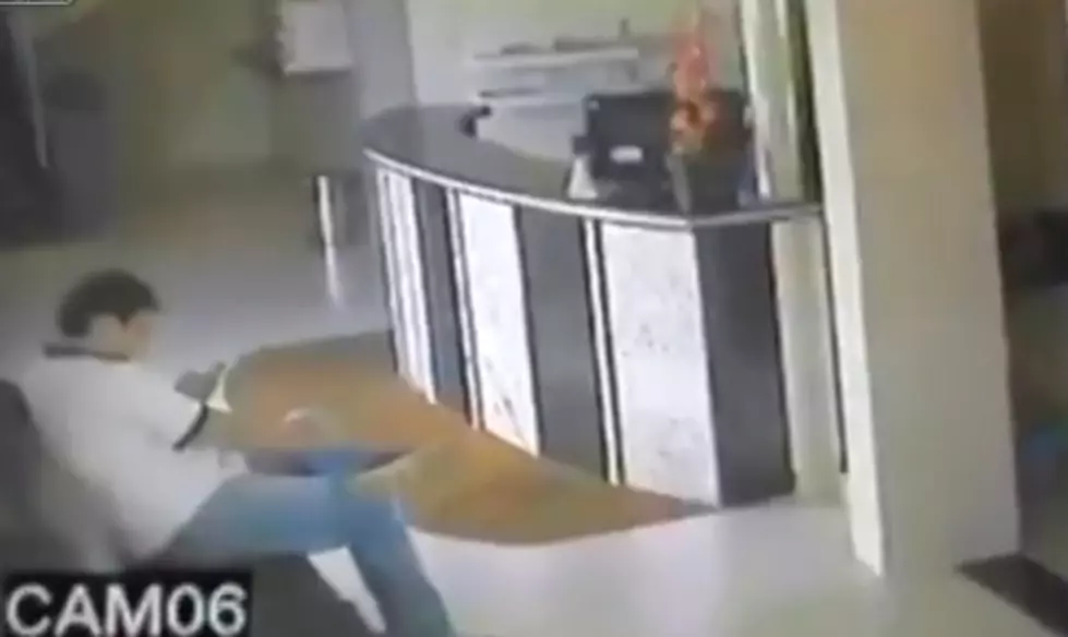 Sitting Down In A Hotel’s Front Lobby Can Be Extremely Dangerous [Video]