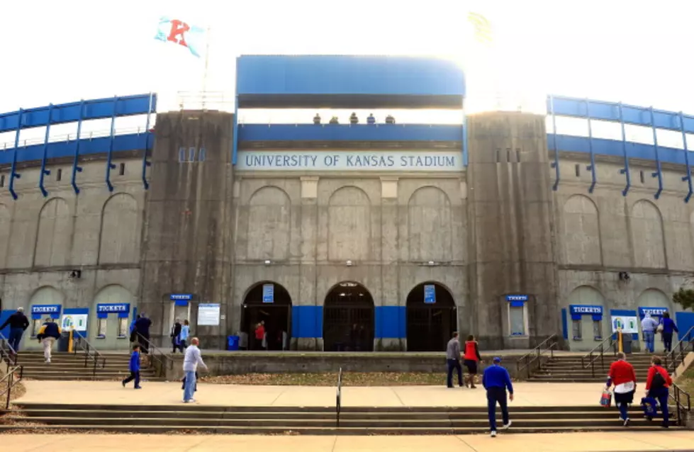 WWII Vet Scores Inspiring Touchdown At University Of Kansas Alumni Game [Video]