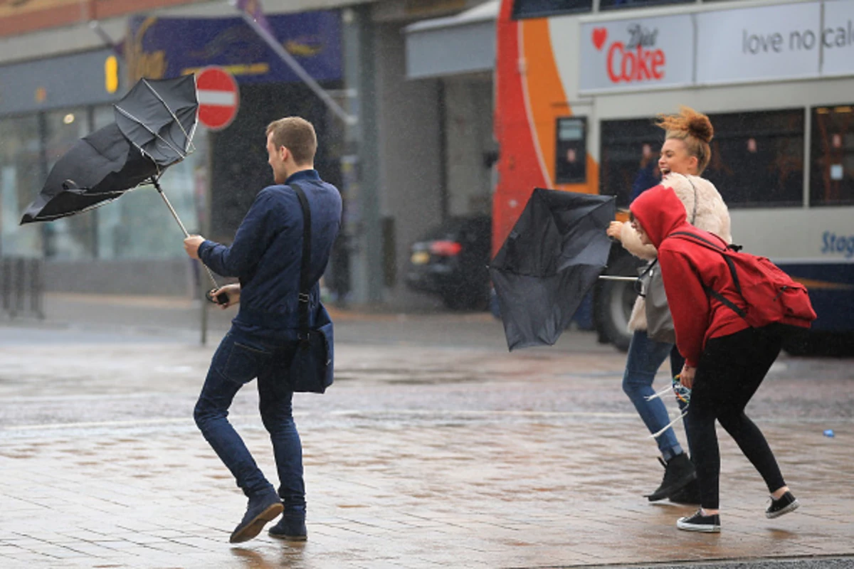 Весь день дул сильный ветер. Сильный ветер. Сильный ветер и зонт. Человек с зонтом сильный ветер. Ветер сдувает зонт.
