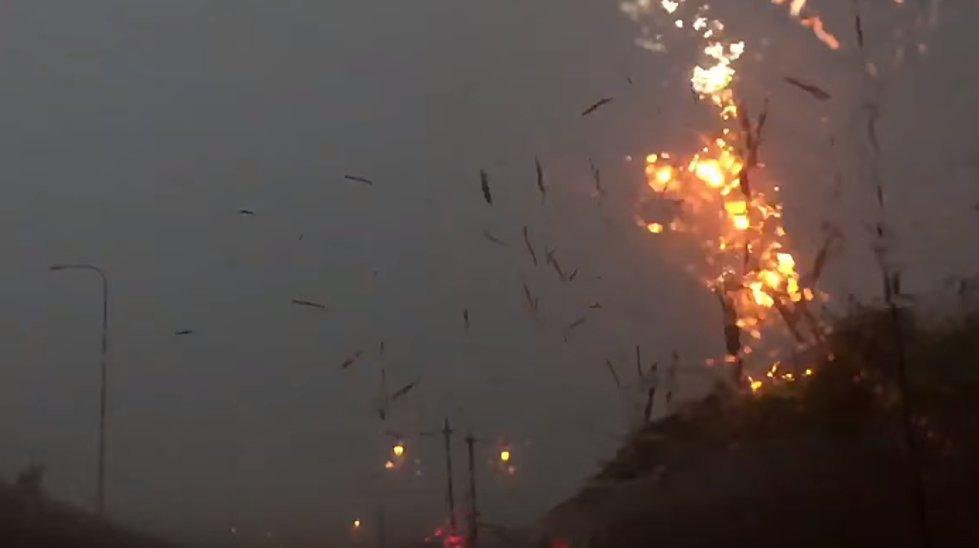 Lightning Strike Versus Telephone Pole In Chicago [Video]