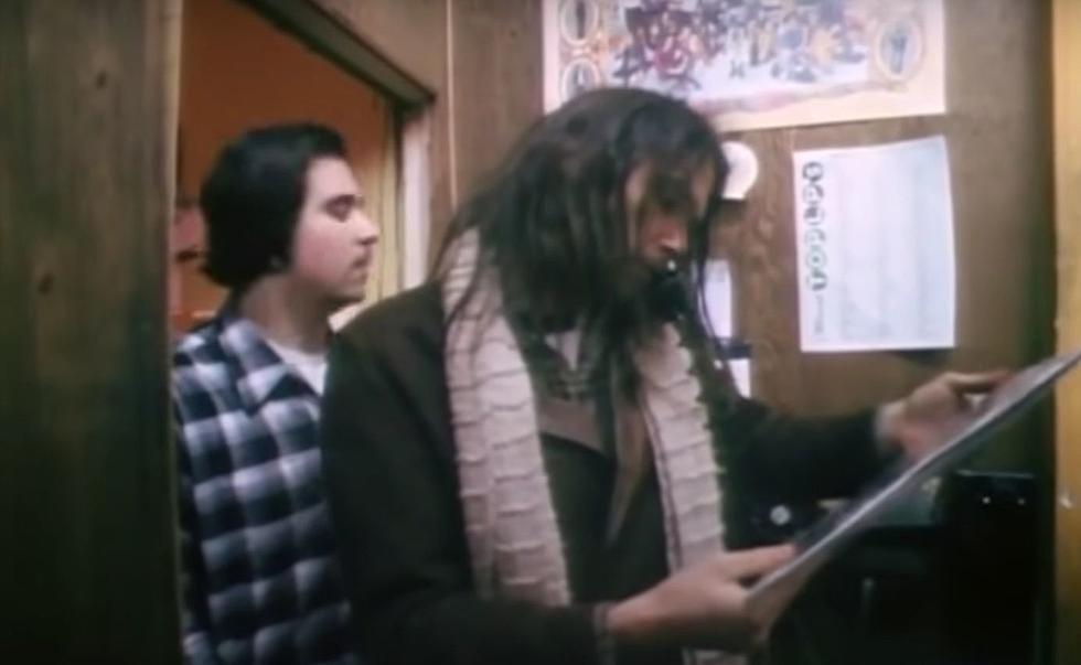 [WATCH] Neil Young Visits Record Store – Finds Bootleg of His Music in 1972