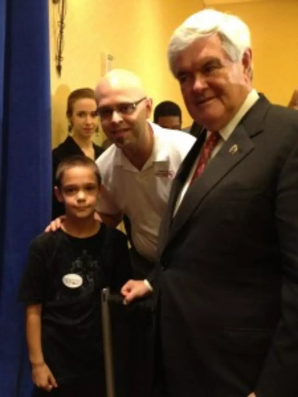 Newt Gingrich Resorts to Charging His Supporters to Take Pictures