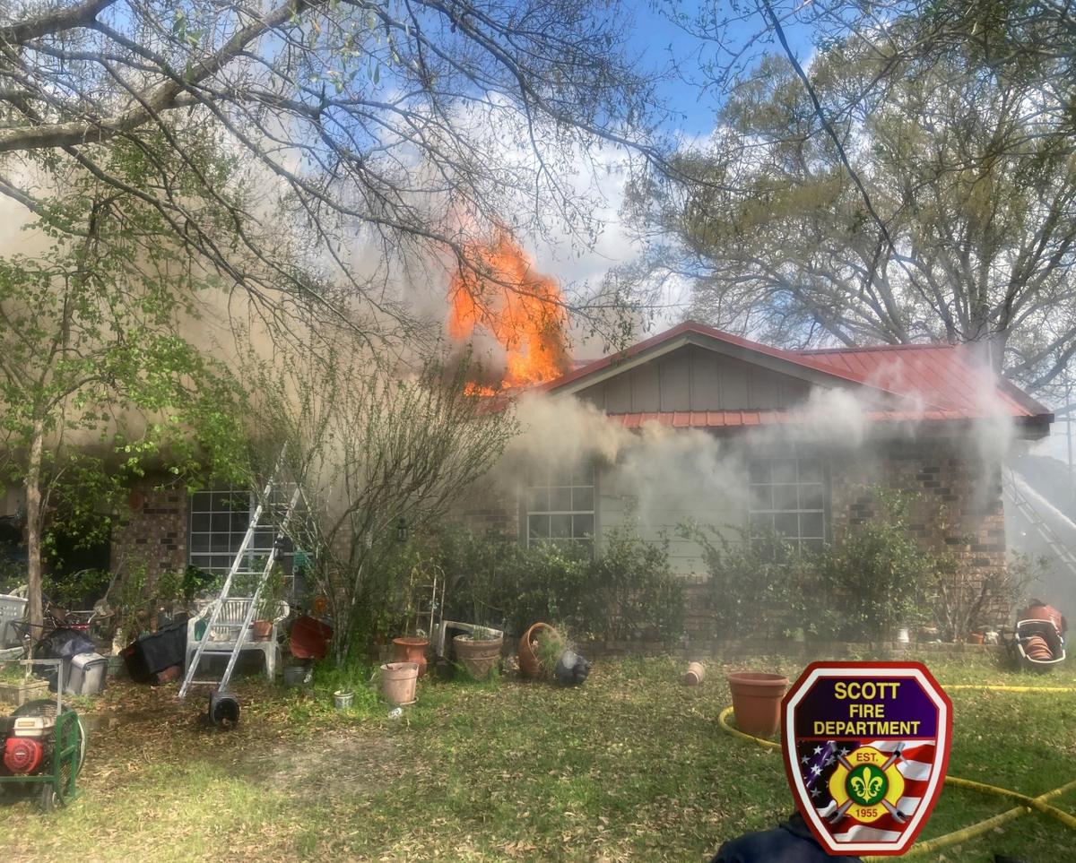Scott Streetfire Passerby Alerts Sleeping Resident of Roof Fire in Scott, LA
