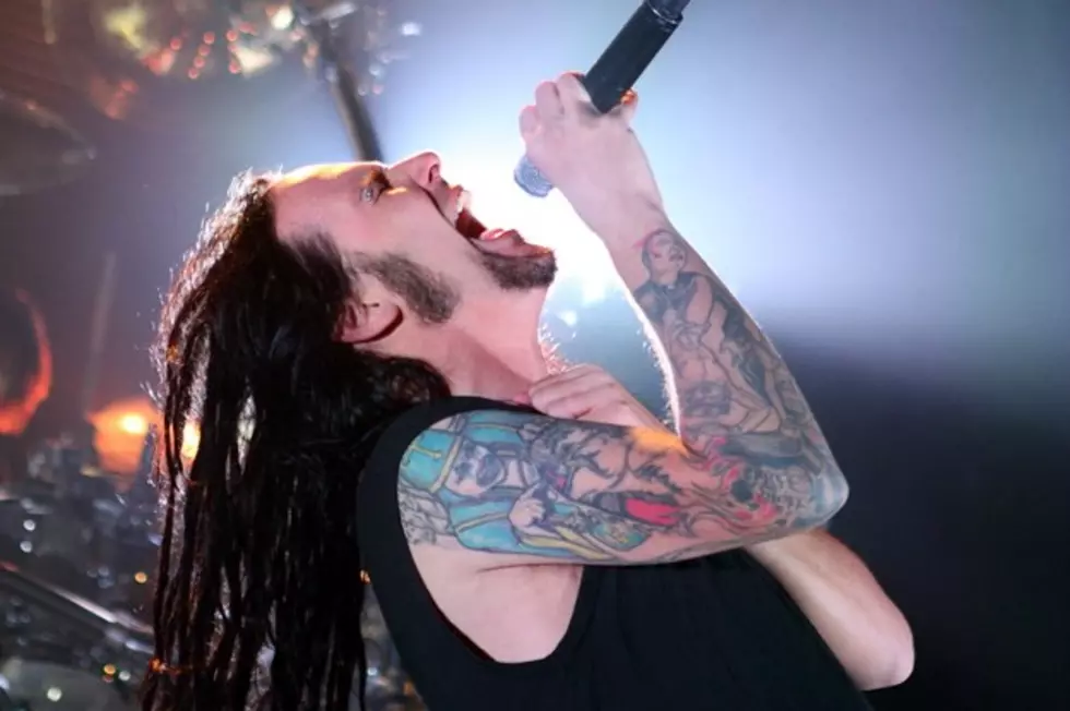 Korn&#8217;s Jonathan Davis Curses &#8216;No Cussing&#8217; Sign at Concert