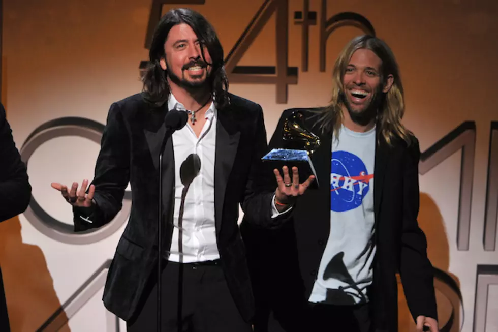 Foo Fighters’ Dave Grohl + Taylor Hawkins Swap Places To Honor Led Zeppelin