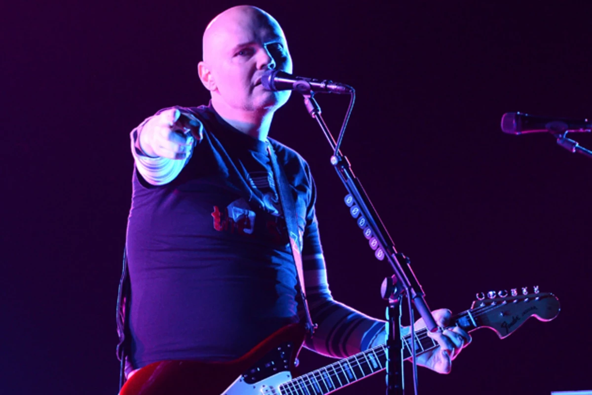 Smashing Pumpkins' Corgan collapses onstage