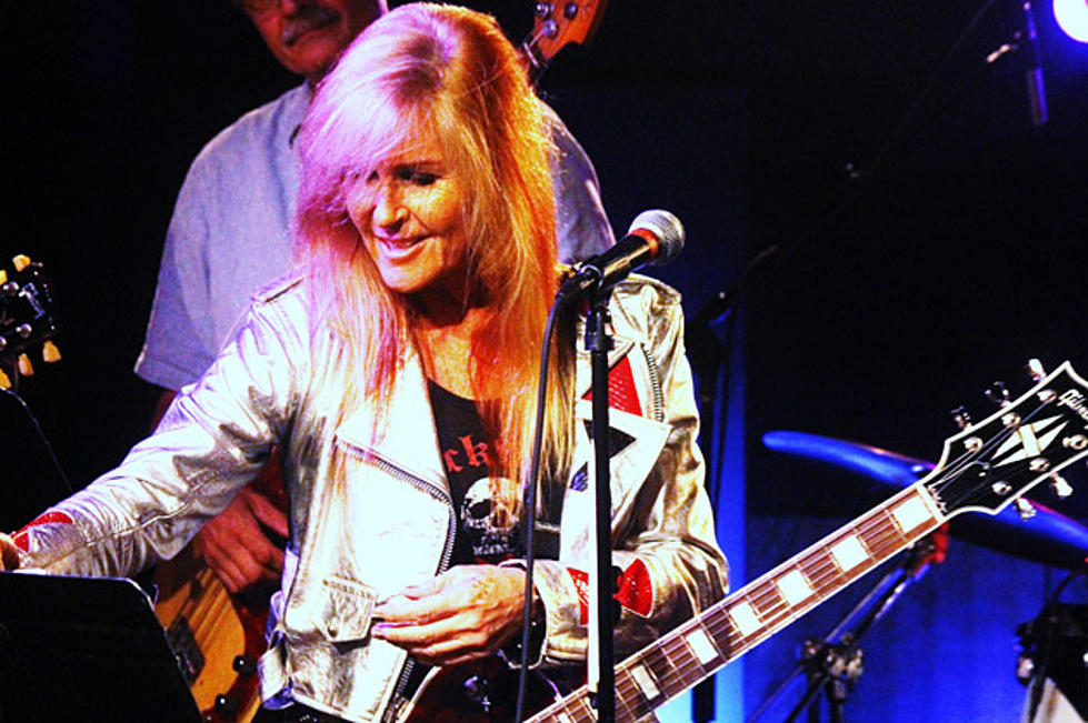 Slash Joins Lita Ford and Cherie Currie Onstage for ‘Cherry Bomb’