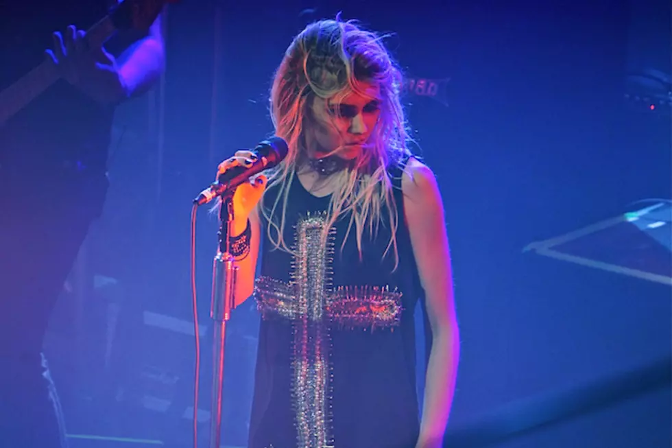 The Pretty Reckless&#8217; Taylor Momsen Removes Splinters Using Knife