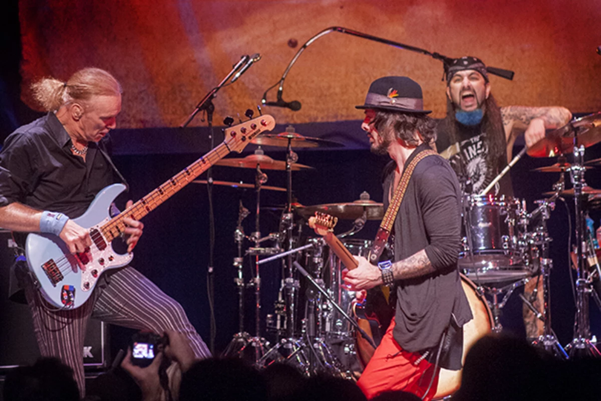 The Winery Dogs 'Elevate' Fans in Connecticut