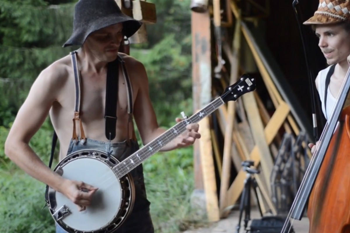 Steve 'N' Seagulls Take on AC/DC's 'Thunderstruck'