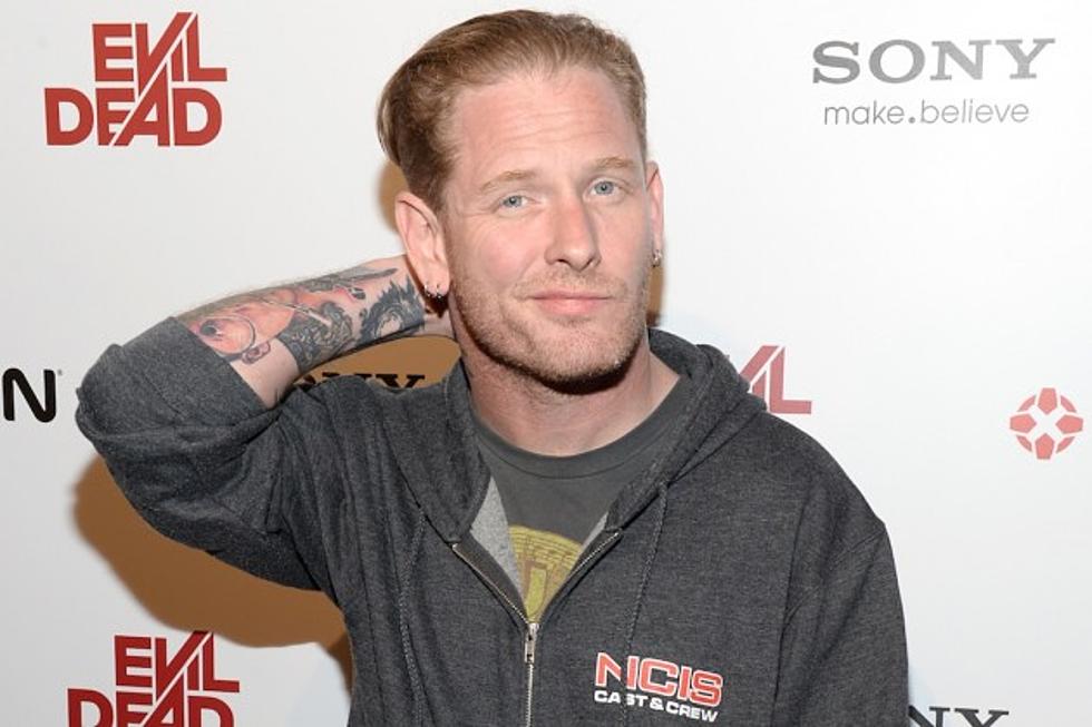 Slipknot / Stone Sour Frontman Corey Taylor Performs Live&#8217;s &#8216;Lightning Crashes&#8217;