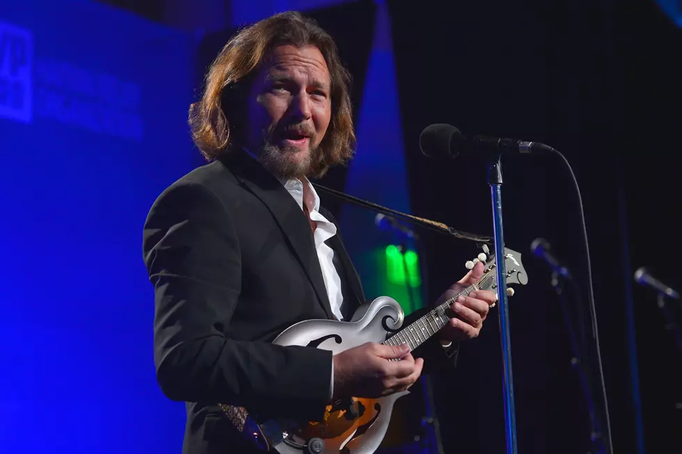 Eddie Vedder in Collaborative Spirit at Ohana Festival, Plays &#8216;Roadies&#8217; Memorial