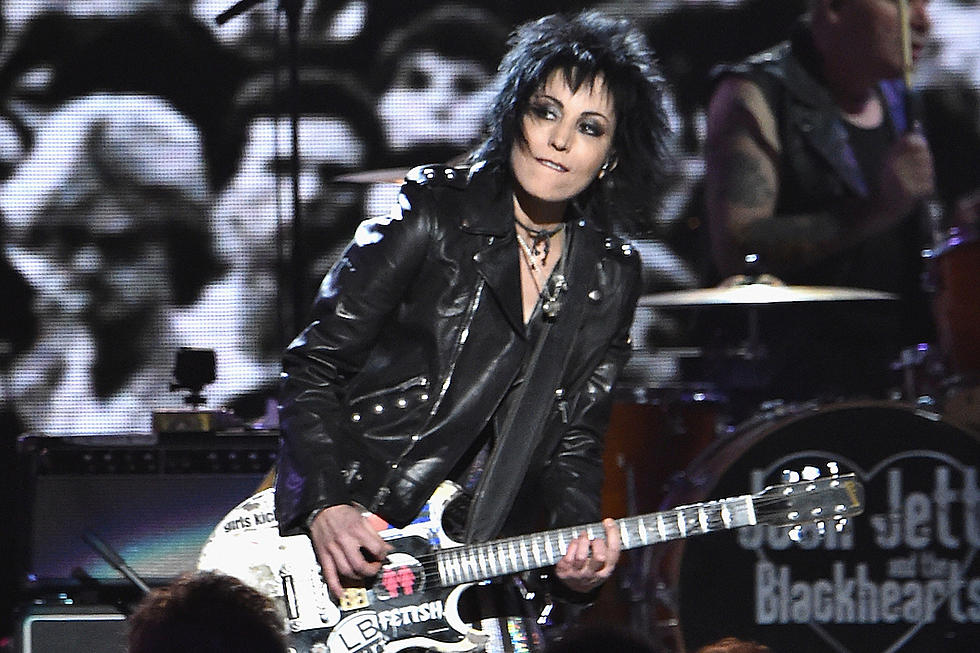 Joan Jett Opens 2015 Rock and Roll Hall of Fame Ceremony with Dave Grohl