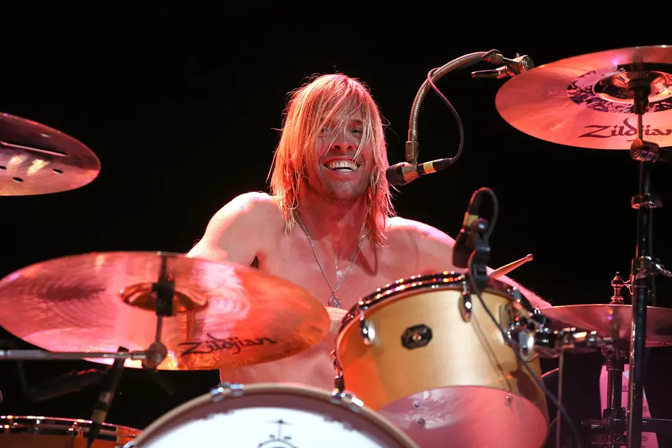 Watch Foo Fighters’ Taylor Hawkins Trade Autographs for Cash