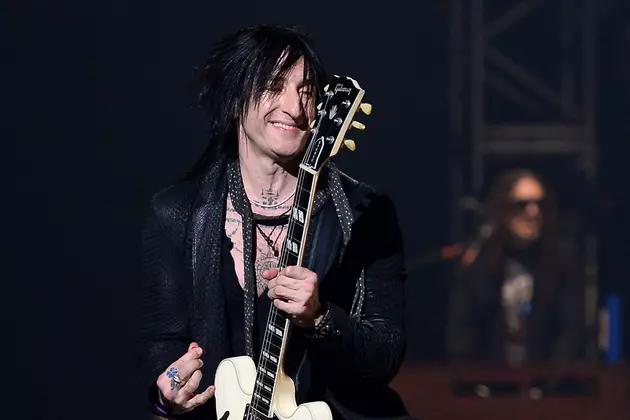 Richard Fortus &#8216;Wasn&#8217;t That Familiar With&#8217; Guns N&#8217; Roses Before Joining in 2002