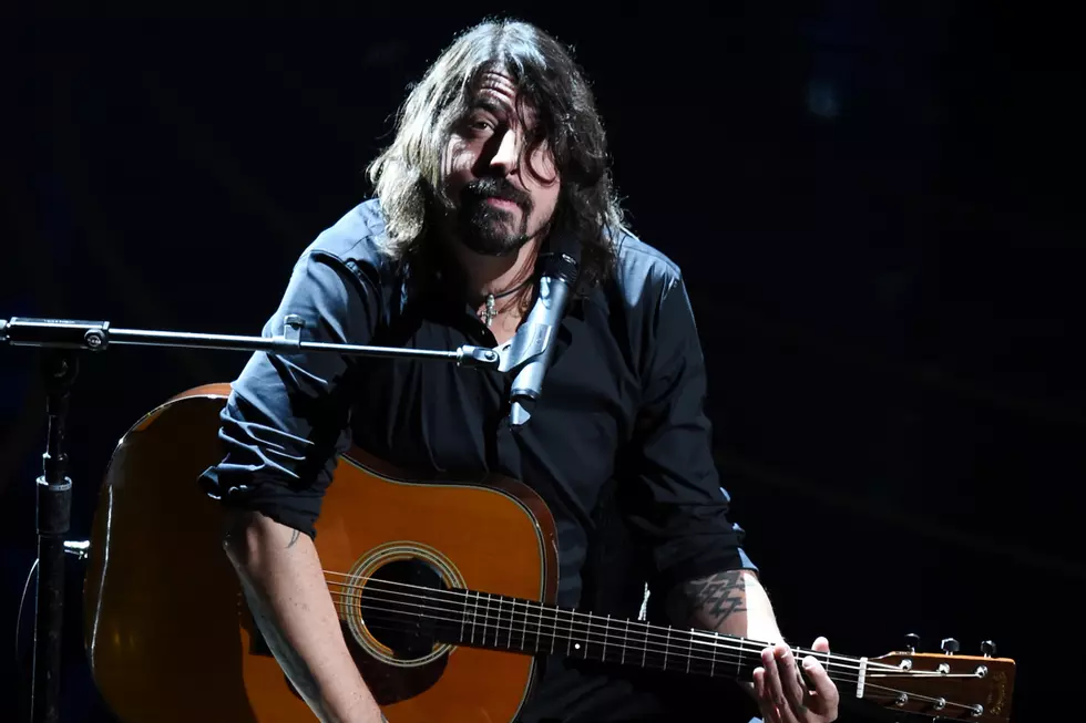 Dave Grohl Performs ‘Blackbird’ During In Memoriam Segment At 2016 Oscar Ceremony