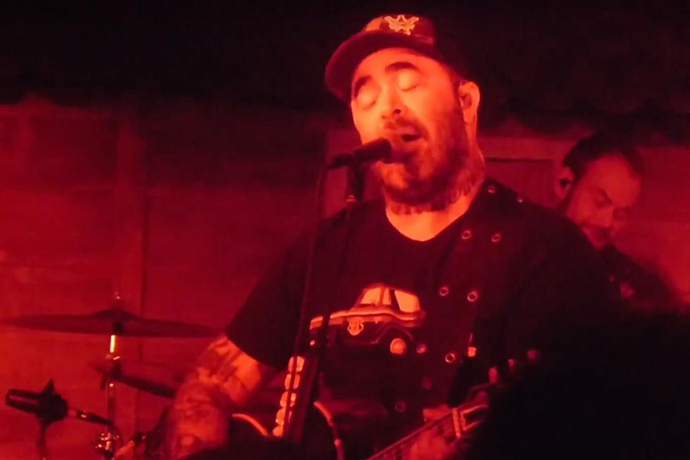 Watch Aaron Lewis Perform Country Tinged Cover of Prince&#8217;s &#8216;When Doves Cry&#8217;