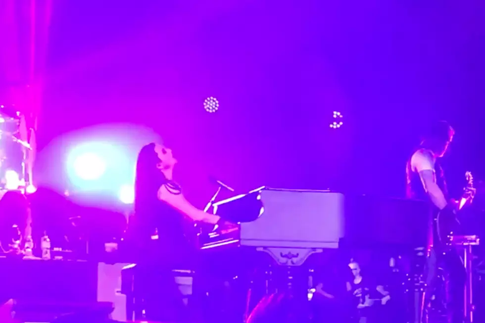 Evanescence Rock ‘Purple Rain’ in Honor of Prince in Orlando