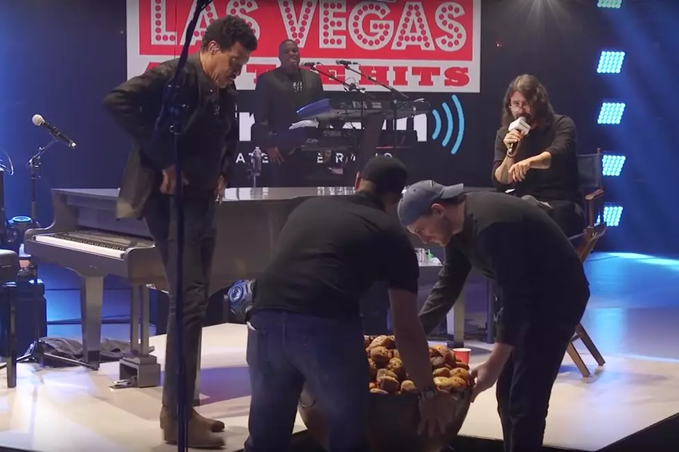 Dave Grohl Thanks Lionel Richie for Support With Giant Muffin Basket