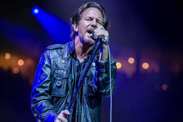 Pearl Jam&#8217;s Eddie Vedder + More &#8216;Take a Knee&#8217; in Solidarity With NFL Player Protests