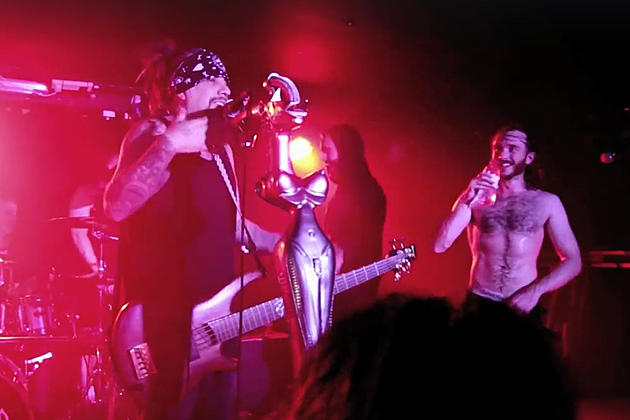 Korn&#8217;s Fieldy + Ray Luzier Sit in With Tribute Band Korn Again