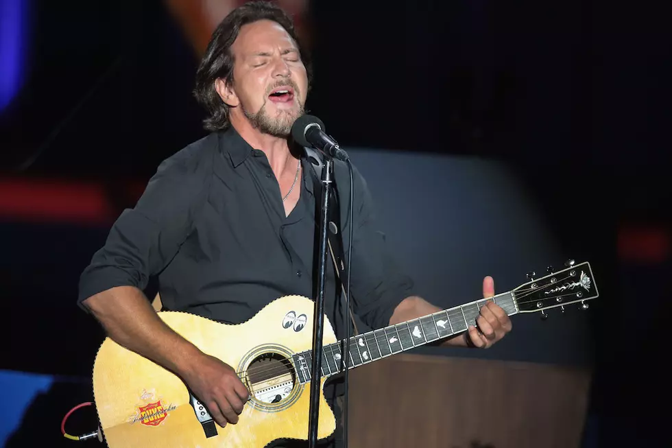 Pearl Jam's Eddie Vedder Performs at Obama's Farewell Speech