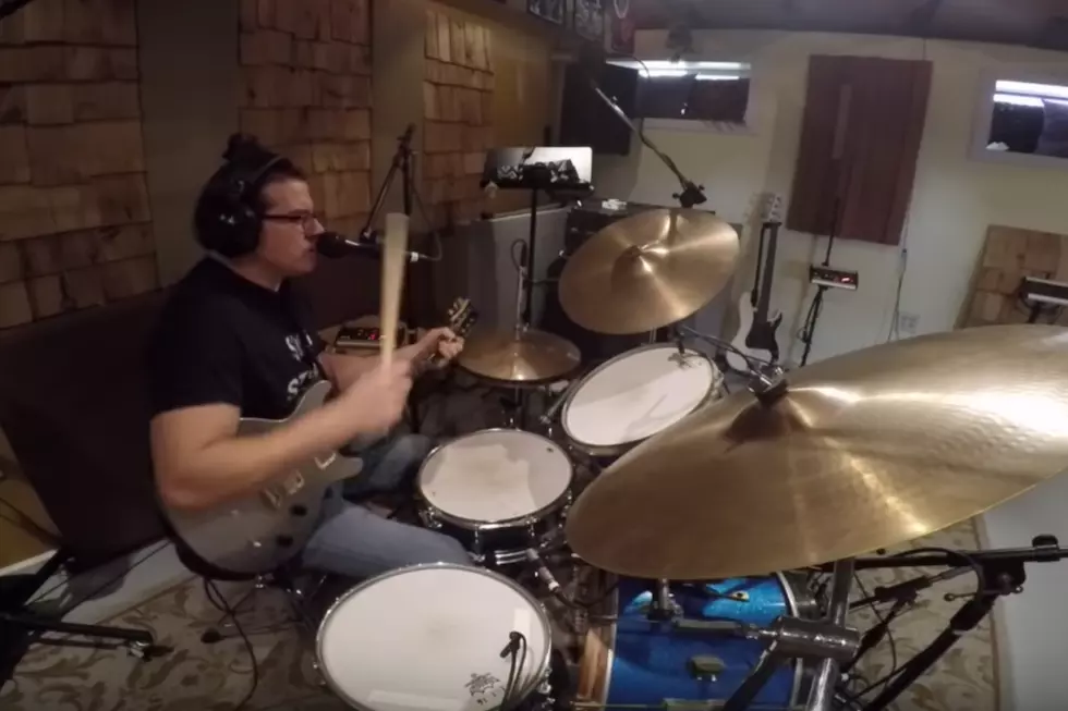 One-Man Band Performs Rush’s ‘Tom Sawyer’ on Guitar, Drums + Vocals Simultaniously