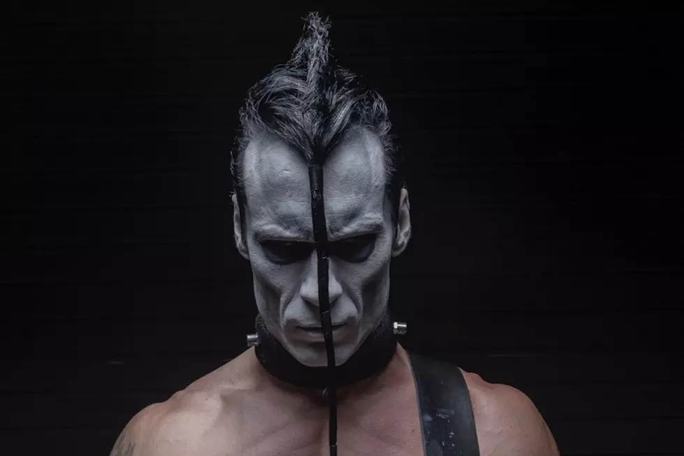 Doyle Only Does Meet and Greets Because &#8216;Scumbags&#8217; Steal Music, Praises Taylor Swift