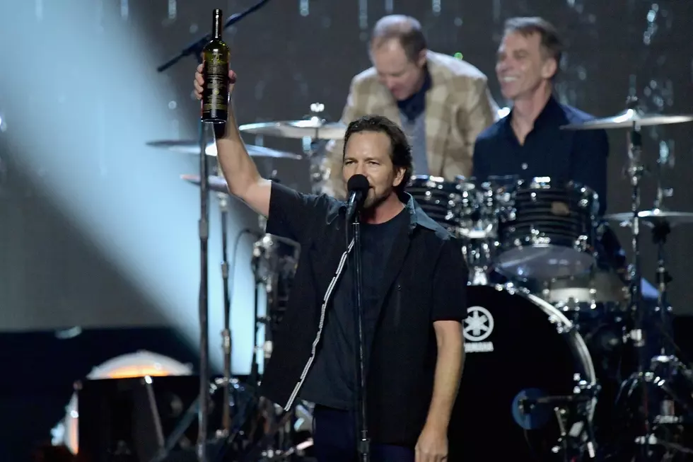 Eddie Vedder Performs First Shows Since Chris Cornell&#8217;s Passing, Offers Subtle Tributes