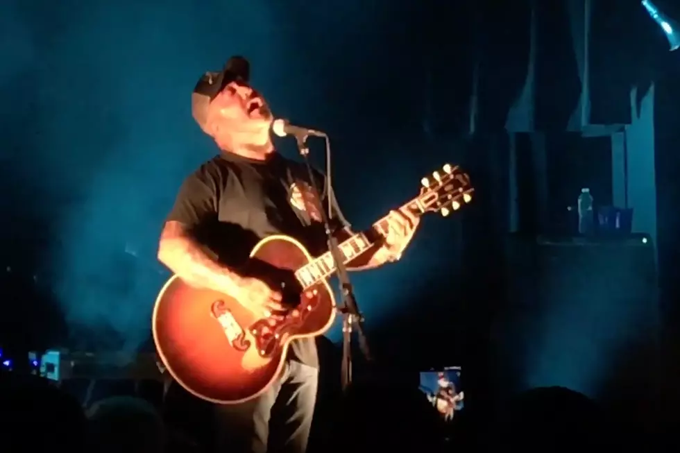 Aaron Lewis Dedicates Staind’s ‘Something to Remind You’ to Linkin Park’s Chester Bennington