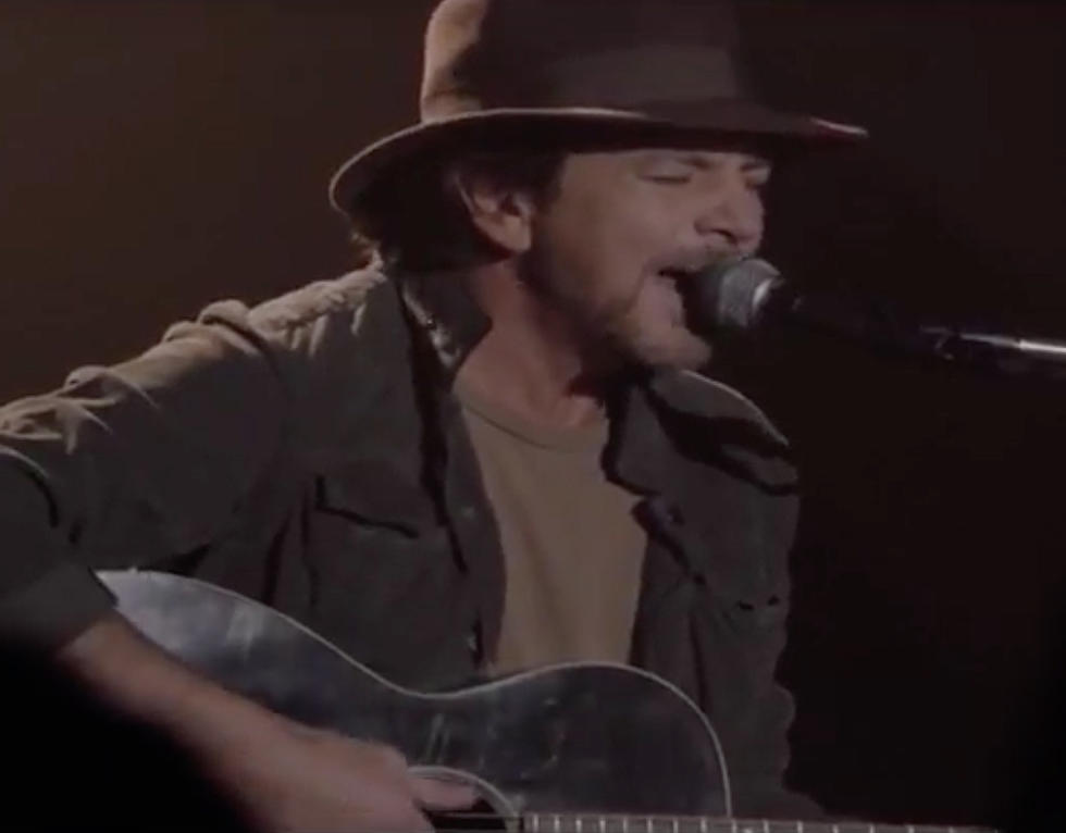 Eddie Vedder Plays The Roadhouse on ‘Twin Peaks’ Episode