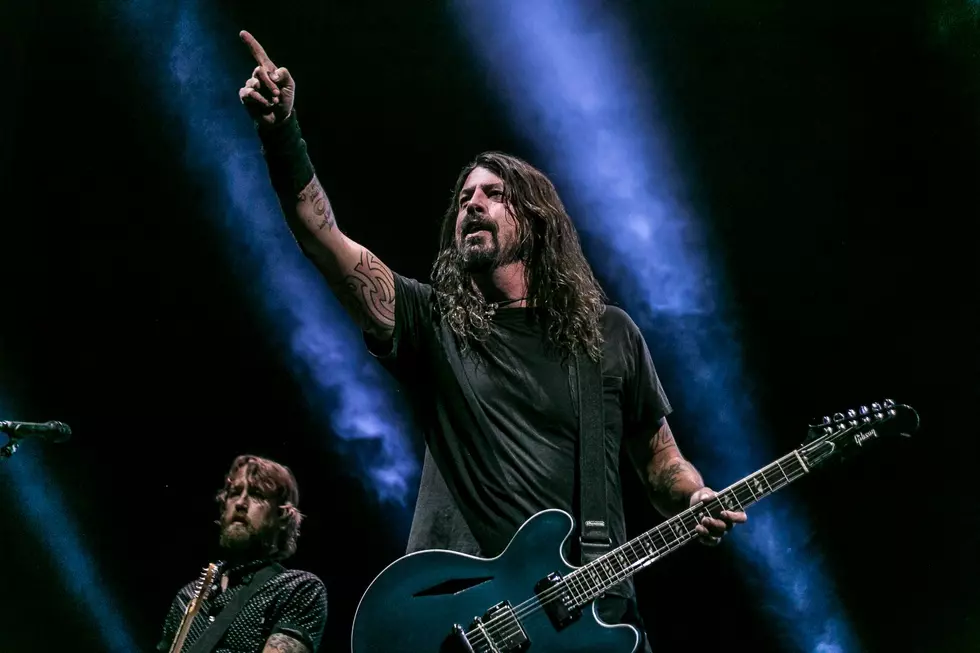 Foo Fighters Boot Stage Crasher With Humor, Plus News on Megadeth, Smashing Pumpkins + More