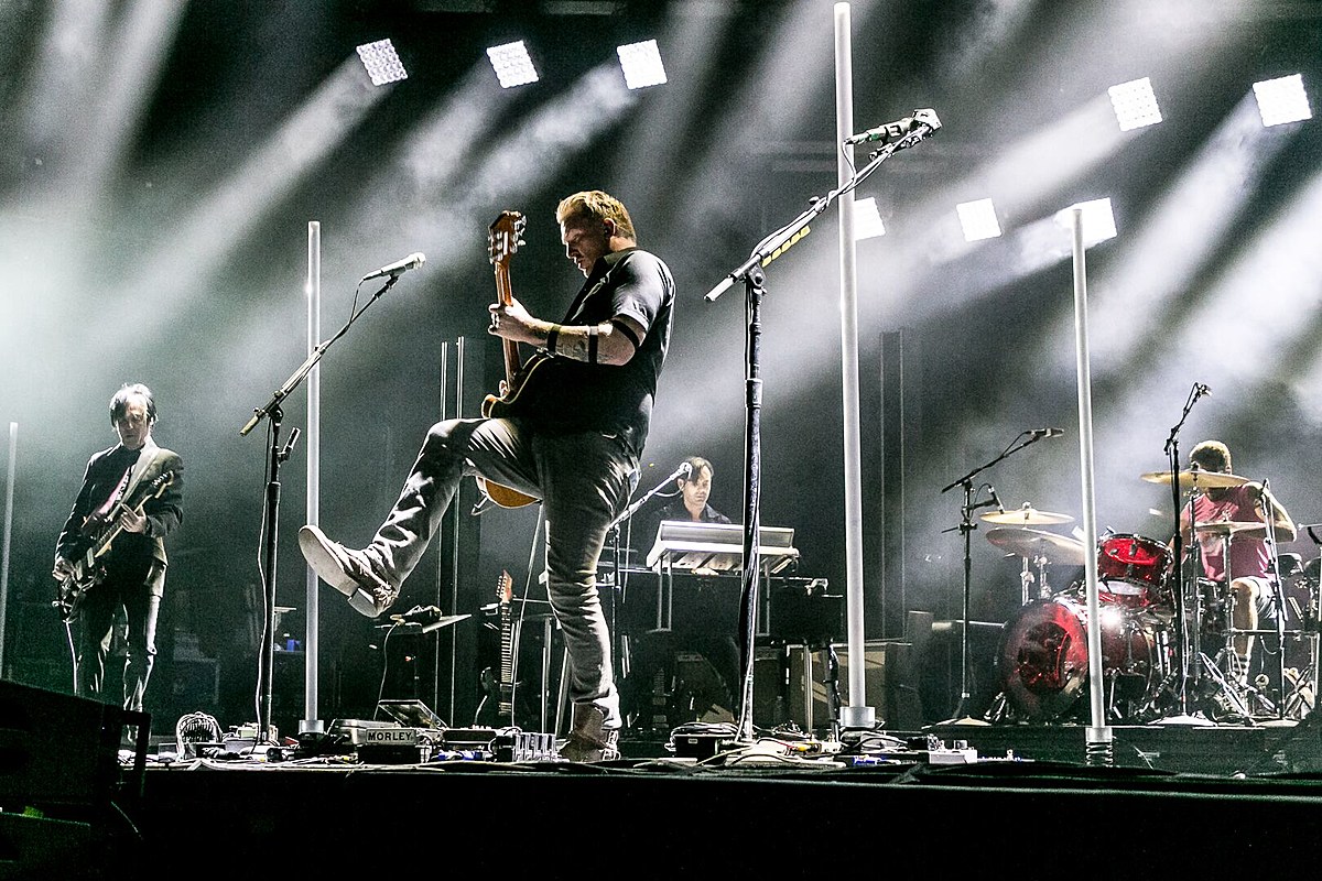 who is on tour with queens of the stone age