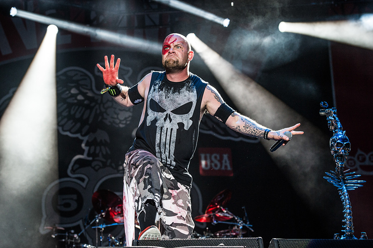 Five finger death punch i. Группа Five finger Death Punch. Five finger Death Punch Айвен Муди. Вокалист ффдп. Вокалист группы Five finger Death Punch.