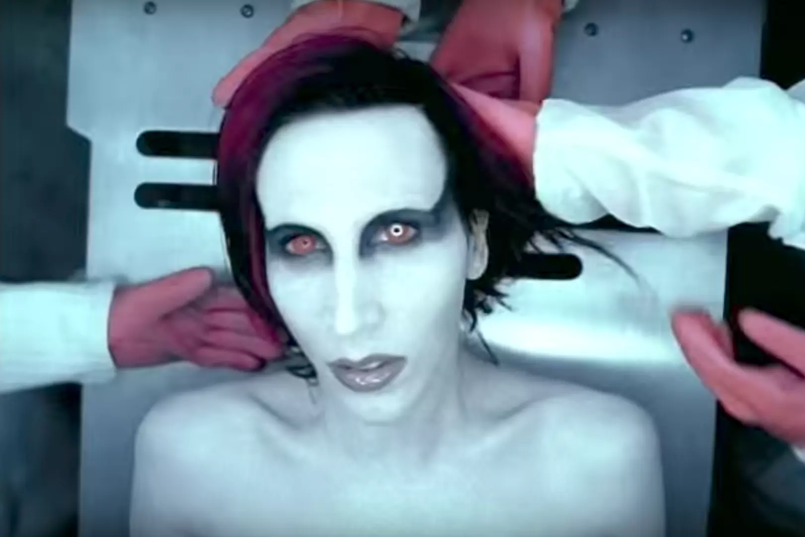 22 Years Ago: Marilyn Manson Goes Glam With 'Mechanical Animals'