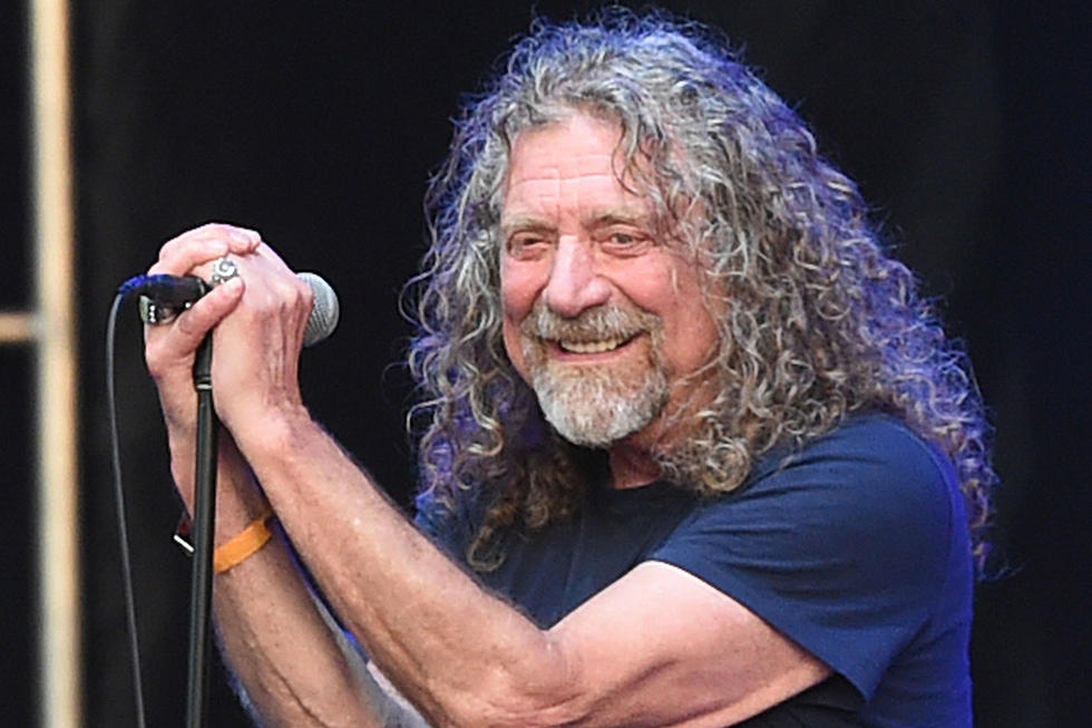 Robert Plant Performs Led Zeppelin's 'Stairway to Heaven' Live for