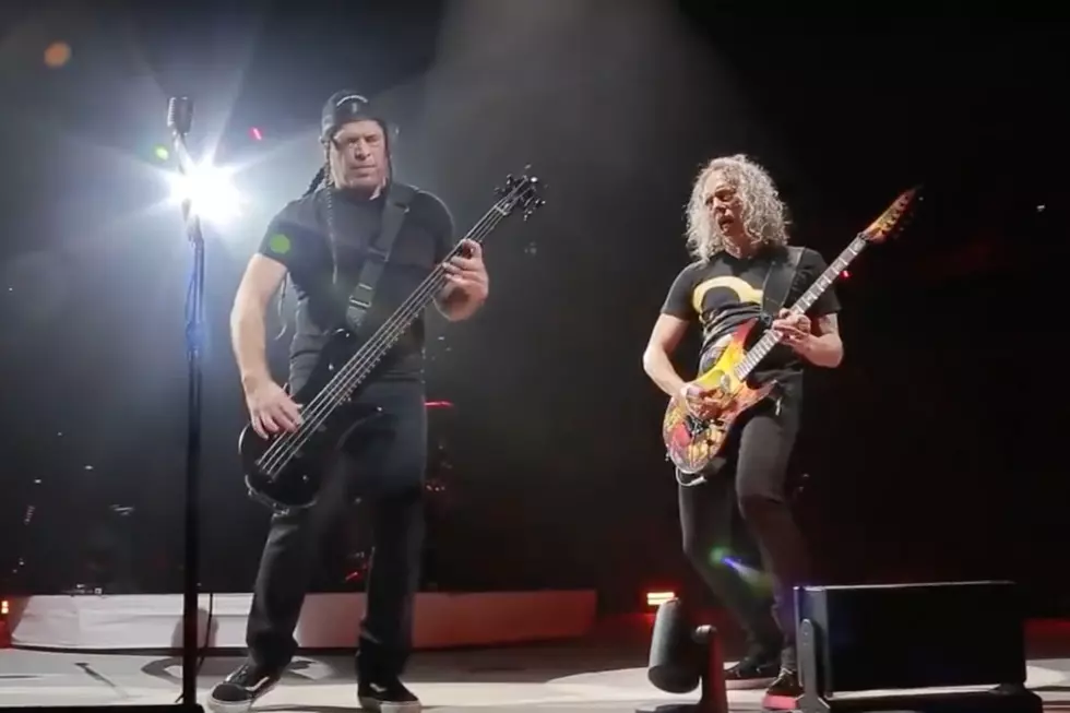 Metallica’s Robert Trujillo + Kirk Hammett Salute Michael Schenker During Solo in Hamburg, Germany